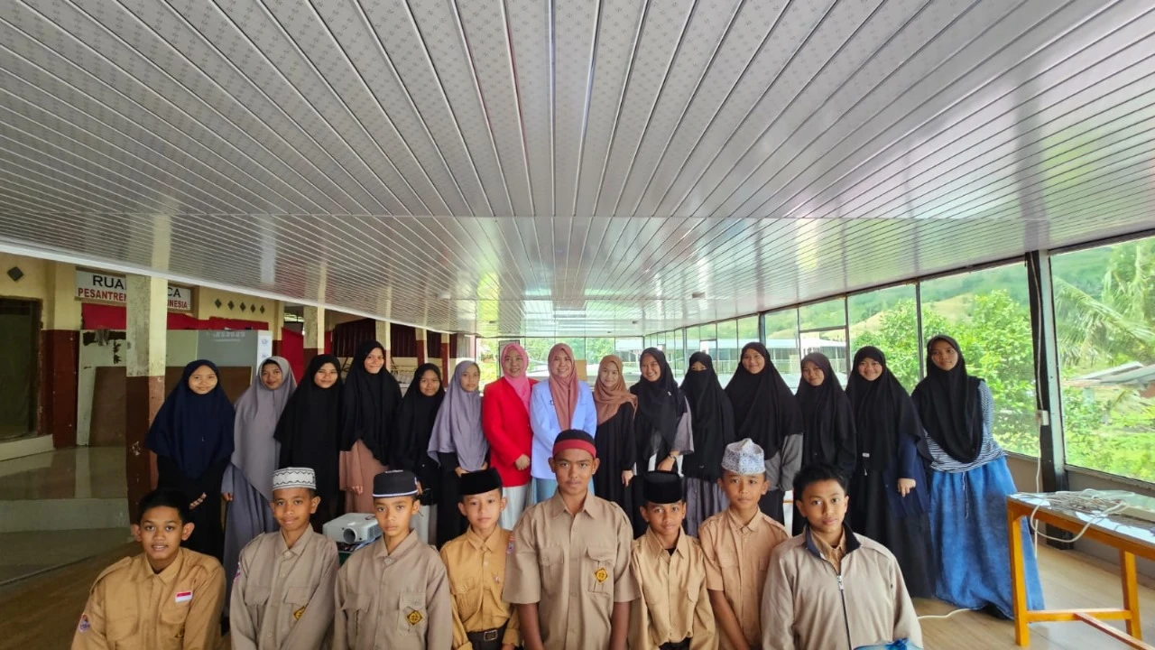 Para santri Pesantren Alam Indonesia (PAI) Barru berfoto bersama tim dosen dari Universitas Hasanuddin setelah mengikuti pelatihan manajemen kesehatan. Kegiatan ini bertujuan membentuk kader kesehatan santri yang terampil dalam mengelola Poskestren dan menerapkan konsep Trias UKP demi mewujudkan pesantren yang sehat. Kredit: FKM Unhas.